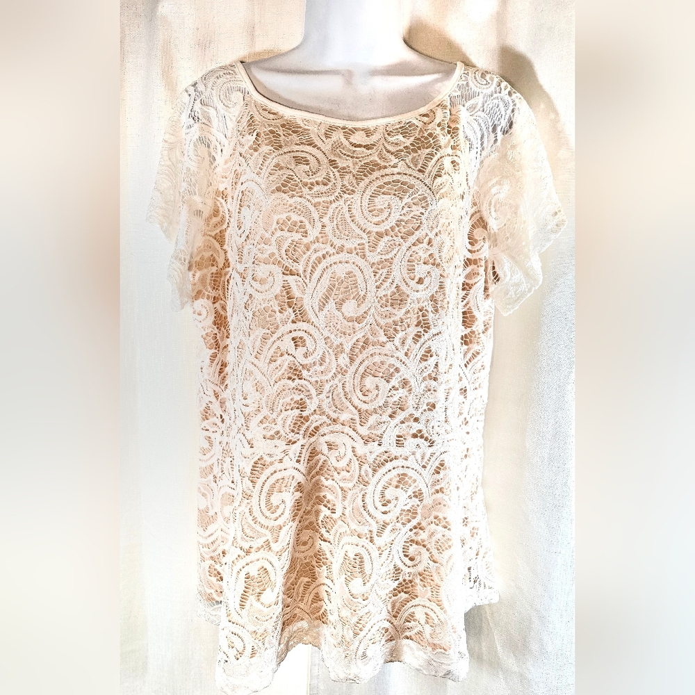 3/$20 Suzanne Betro 1X Lace Lined Top